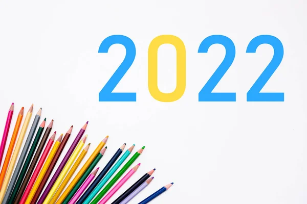 2022 Rok Szkolny Kupą Kolorowych Ołówków Izolowanych Białym Tle Sztandar — Zdjęcie stockowe