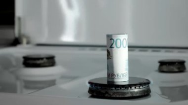 Gaz krizi kavramı. 2000 Rus rublesi bir mutfak ocağında yanıyor. Nakit para. Doğal kaynakların yüksek fiyatları. Ateş alevi. Kamu borcu. Enerji savaşı. Ev bütçesini biriktiriyorum. Finans