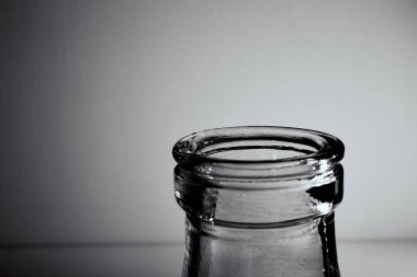 Cam şişe darboğazı. Yakın plan. Uzayı kopyala Siyah ve beyaz renklerde ışık ve gölgeli grafiksel yaşam. - Sanat. Geri dönüşümlü malzemeler. Alkol sorunu kavramı. Depresif durum..