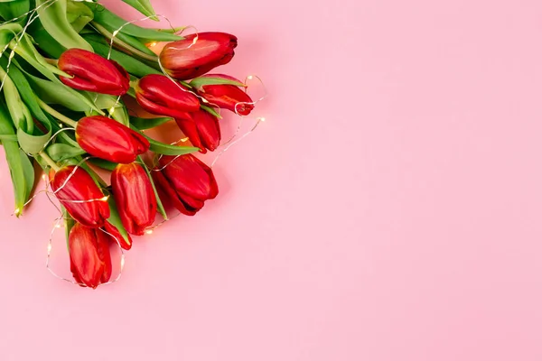 Banner Com Buquê Tulipa Vermelha Fundo Rosa Pastel Close Espaço — Fotografia de Stock