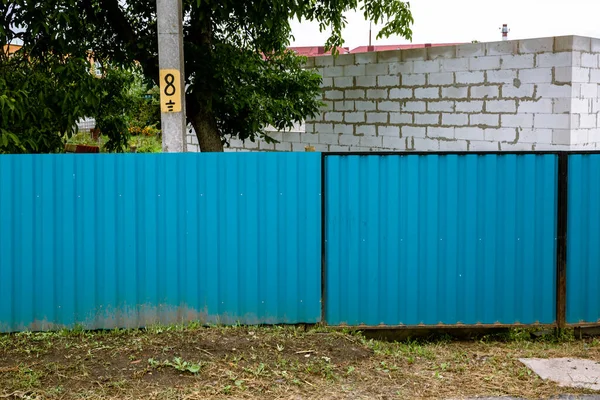 Egy Közeli Kép Egy Kék Fém Profilkerítésről Hullámos Felület Másold — Stock Fotó