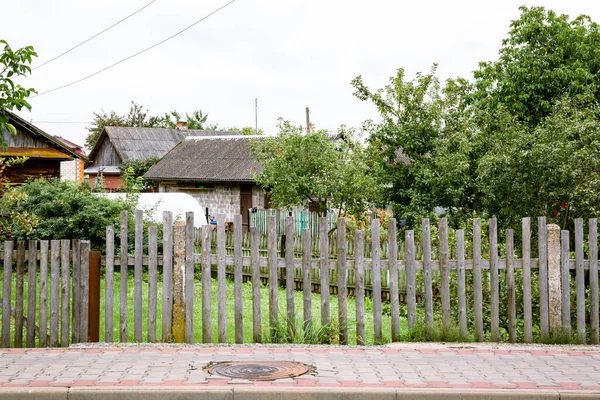 Stary Drewniany Płot Budowa Sezon Letni Przezroczysty Drewniany Żywopłot Niedokończony — Zdjęcie stockowe