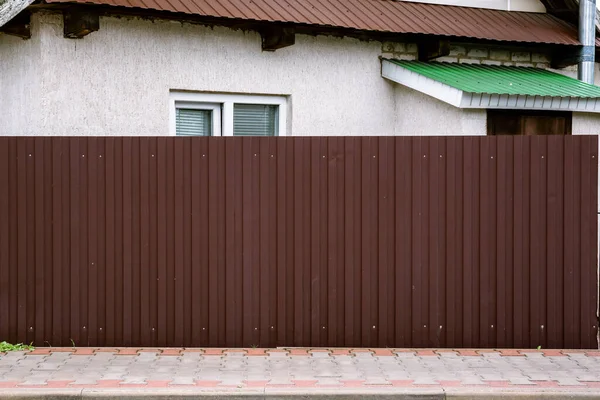 一个棕色金属结构围栏的特写 波纹表面 复制空间 私人财产围栏 Opaque树篱 室外房子的外部 钢铁材料 侧视图 城市或不屈不挠 图库照片