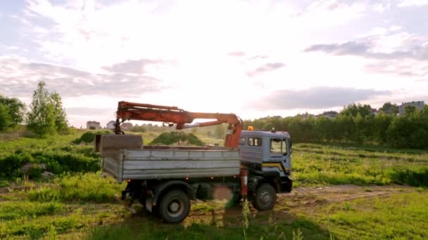 Camion Benne Basculante Avec Manipulateur Seau Est Décharger Sable Transport — Video