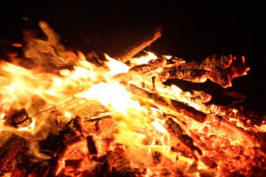 Ateşle. Siyah arka planda bir alev. Tasarımcılar için bir geçmiş. Cehennemin renkleri. Soyut ateş dokusu.