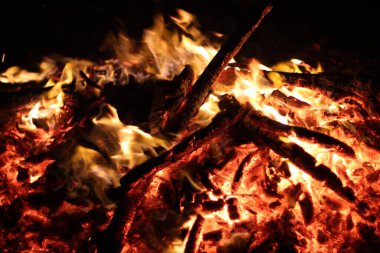 Ateşle. Siyah arka planda bir alev. Tasarımcılar için bir geçmiş. Cehennemin renkleri. Soyut ateş dokusu.