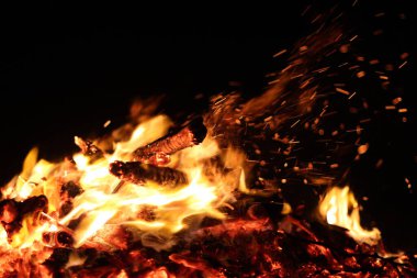 Ateşle. Siyah arka planda bir alev. Tasarımcılar için bir geçmiş. Cehennemin renkleri. Soyut ateş dokusu.