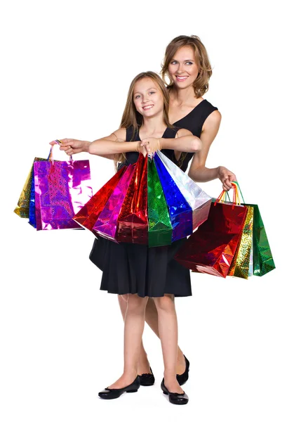Matka a dcera v elegantních šatech s mnoha barevnými tašky — Stock fotografie
