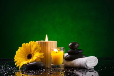 Spa natürmort mum çiçeği havlu ve taşlar
