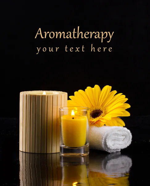 Cartão postal de aromaterapia com velas uma flor — Fotografia de Stock