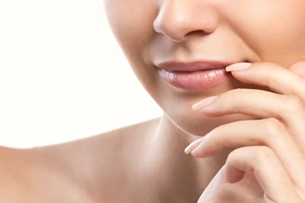 Primer plano retrato de los labios y la mano de la mujer — Foto de Stock