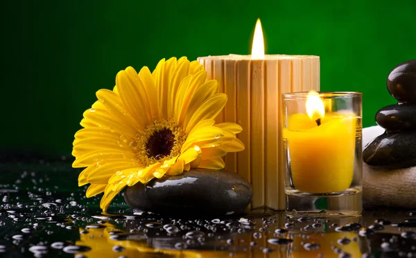 Spa naturaleza muerta con flores, velas y gota de agua —  Fotos de Stock