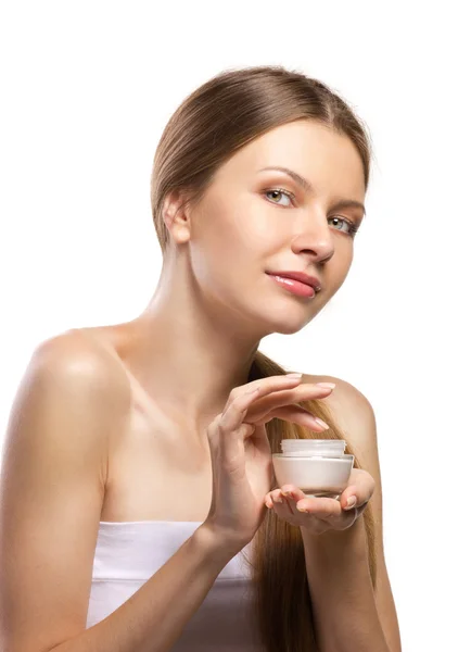 Mulheres bonitas aplicando creme cosmético — Fotografia de Stock
