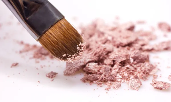 Cepillo de maquillaje y sombras — Foto de Stock