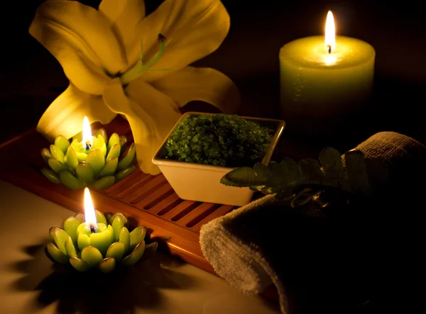 Spa still-life with candles, cosmetics, flowers — Stock Photo, Image