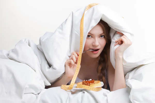 Молодая женщина ест ложку — стоковое фото