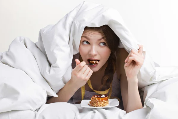 Mujer comiendo a cubierto — Foto de Stock