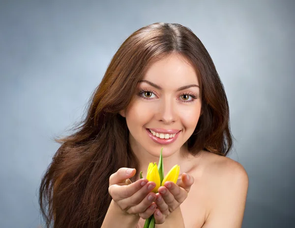 Giovani donne con fiori — Foto Stock