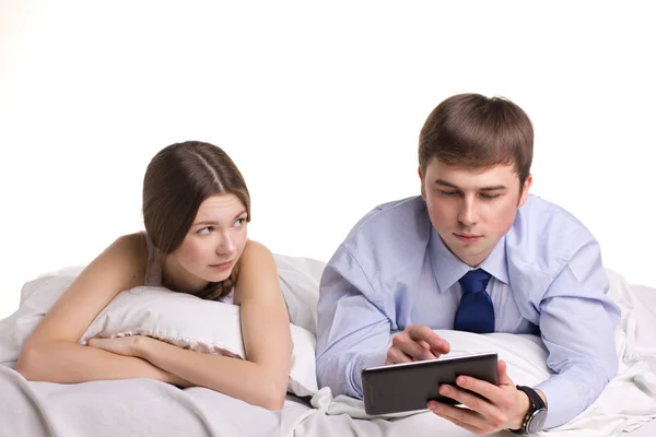 Ragazza, uomo e pad in un letto — Foto Stock