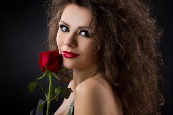 Giovane donna glamour con rosa — Foto Stock