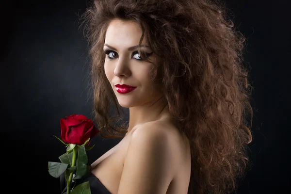 Красива молода жінка з трояндою — стокове фото
