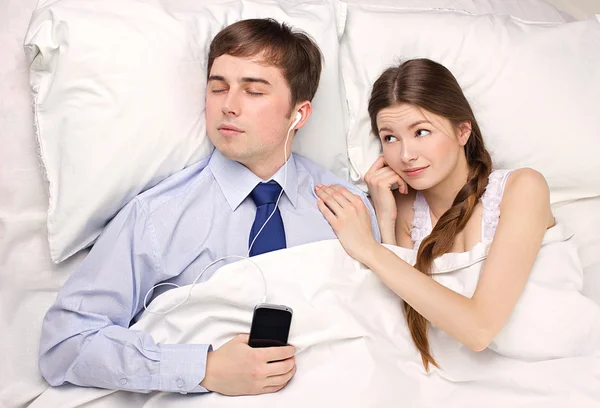 Zakenman en -vrouw in bed — Stockfoto