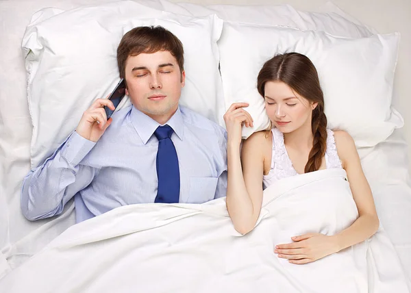 Hombre de negocios y mujer en la cama — Foto de Stock