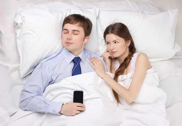 Homme d'affaires et femme au lit — Photo