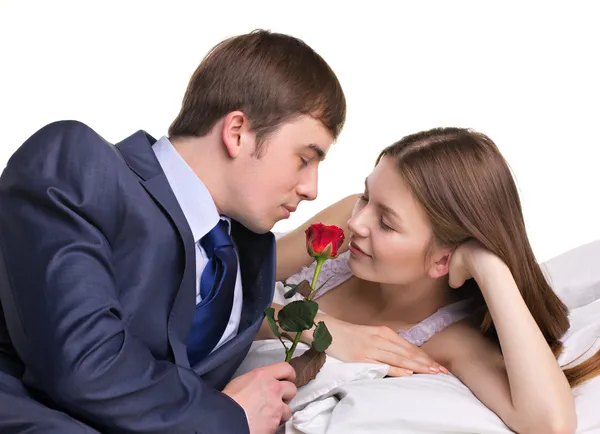 Man, kvinna och röd blomma — Stockfoto