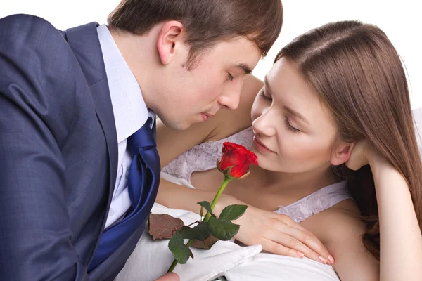 Hombre presente una rosa a chica — Foto de Stock