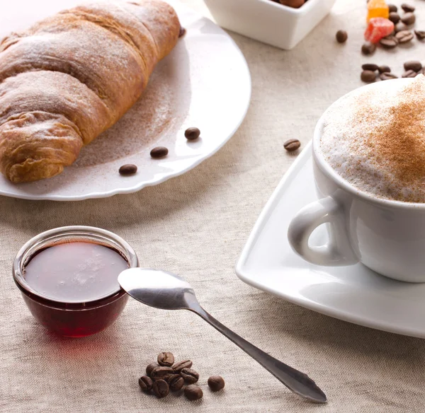 Koffie met croissant — Stockfoto