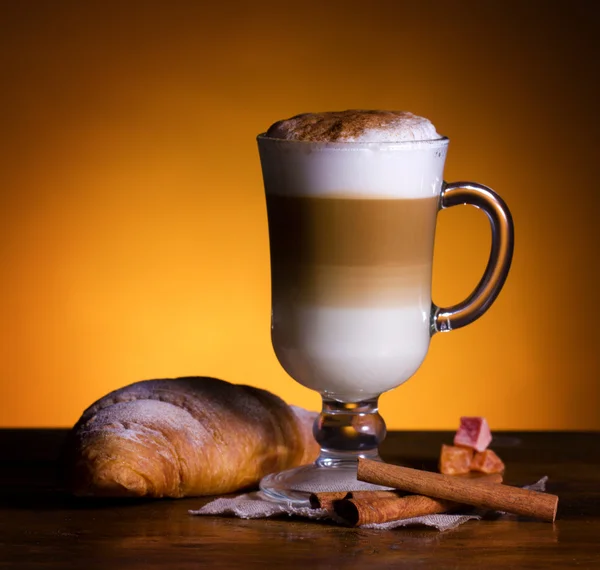 Latte macchiato con croissant — Foto Stock