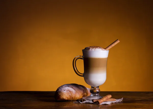 Cappuccino with cinnamon and croissant — Stock Photo, Image