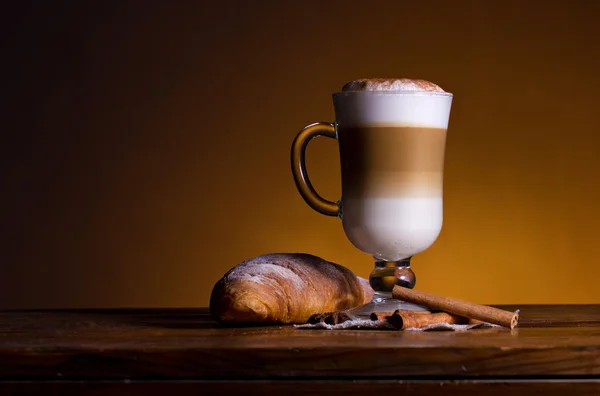 Café con crema y croissant —  Fotos de Stock