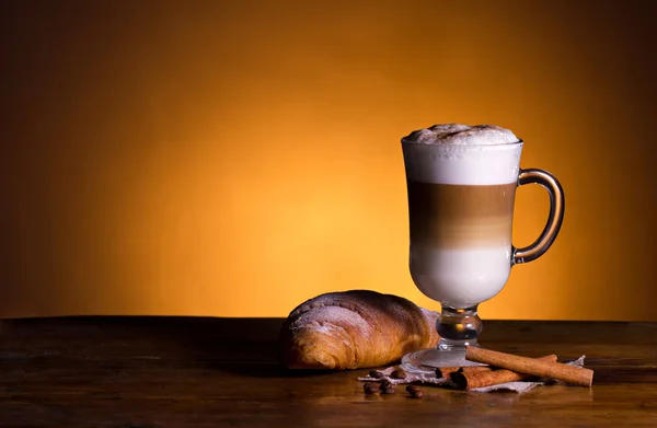 Latte macchiato och croissant — Stockfoto
