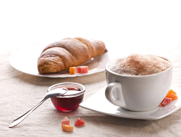 Caffè con panna e croissant — Foto Stock