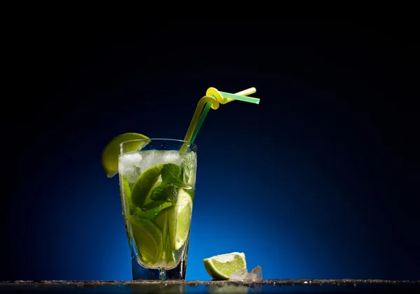 Bebida fresca con cítricos —  Fotos de Stock