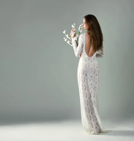 Hermosa joven con flores — Foto de Stock