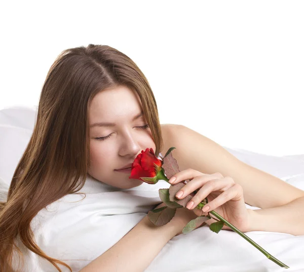 Mladá žena s růží v beg — Stock fotografie