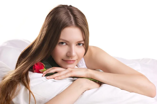 Jonge vrouw met roos in een beg — Stockfoto