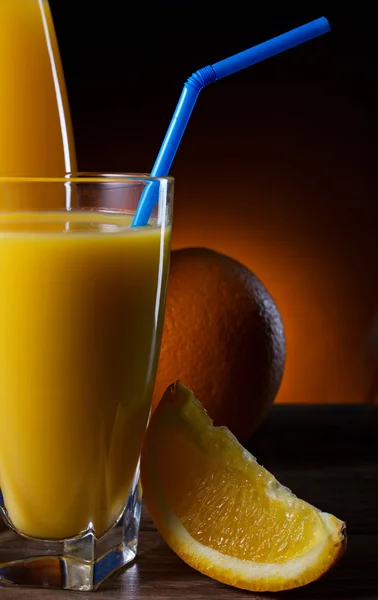 Närbild av en apelsin och juice — Stockfoto