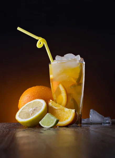 Glas met cocktail van een tropisch fruit — Stockfoto
