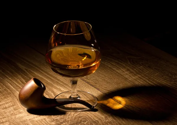 Brandy in glas en tabak pijp — Stockfoto