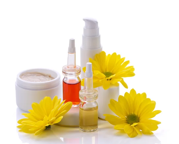 Cosmetics products and flowers — Stock Photo, Image