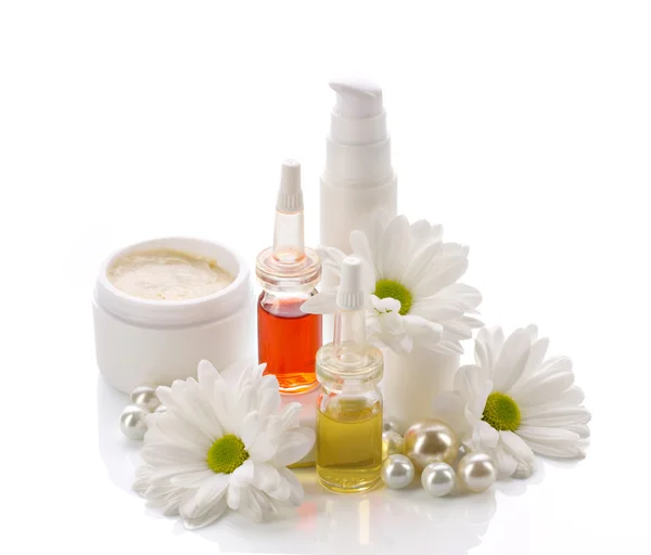 Natural cosmetics products with pearls and flowers — Stock Photo, Image