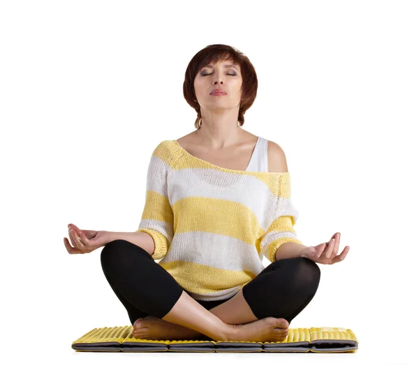 Mujer mayor haciendo ejercicio de yoga —  Fotos de Stock