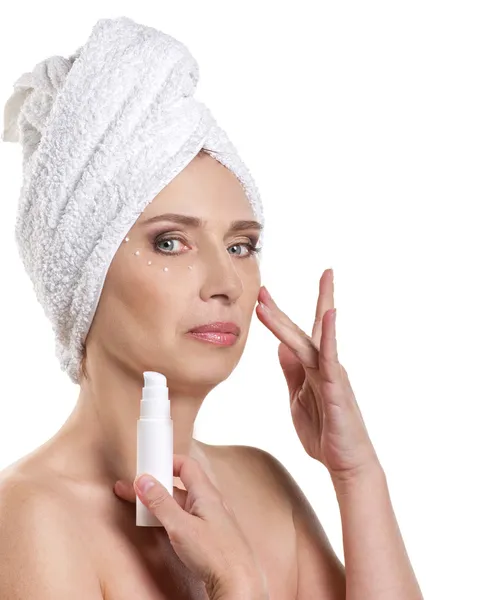 Mulher aplicando creme para rosto — Fotografia de Stock