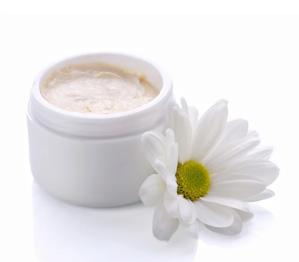 Body cream and chamomile — Stock Photo, Image