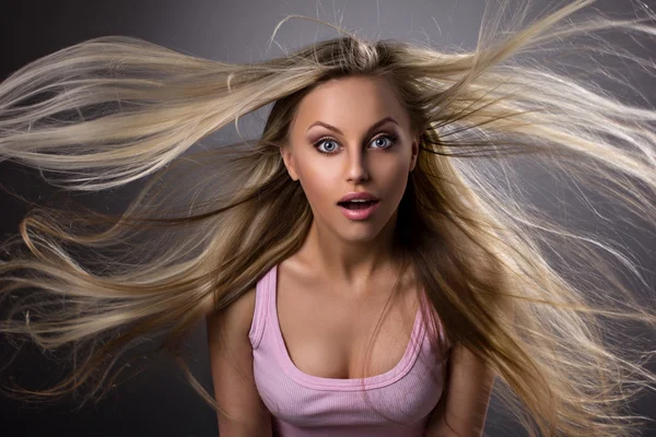 Förvånad blond ung kvinna — Stockfoto