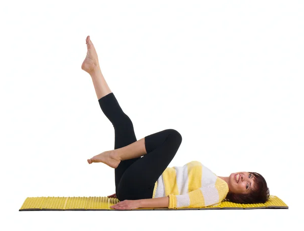 Volwassen vrouw doen gymnastiek oefening — Stockfoto